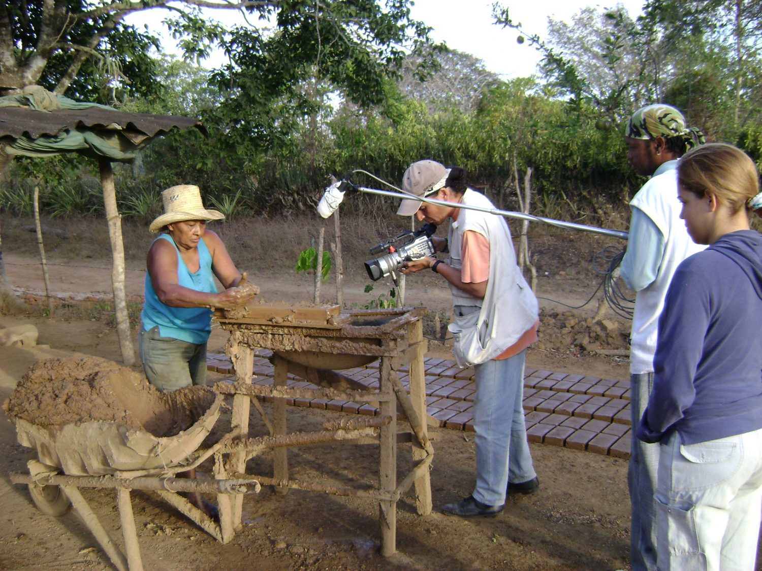 Figura 1. Filmación del documental La vuelta, 2008, dirigido por Ariagna Fajardo (Foto: Kenia Rodríguez, cortesía de TV Serrana)