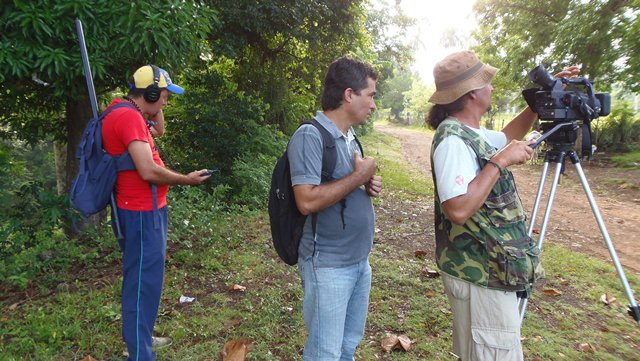 Figura 3. De izquierda a derecha. Alfonso Fontela (sonidista), Carlos Y. Rodríguez (director) y Luis Guevara (fotógrafo) (Foto: Kenia Rodríguez, cortesía de TV Serrana)
