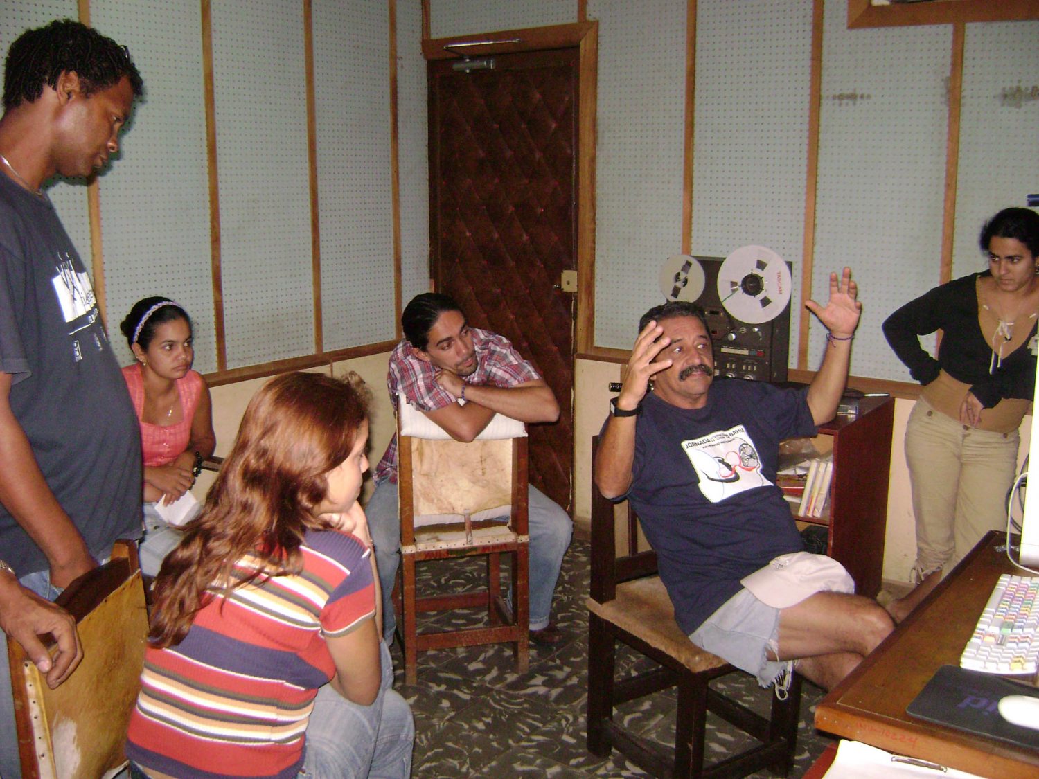 Figura 4. Daniel Diez (centro) y realizadores en el cubículo de edición de TV Serrana (Foto cortesía de TV Serrana)